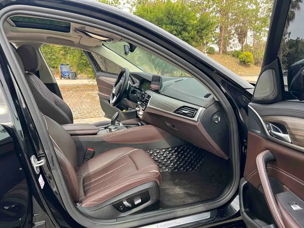 BMW 5 Series 2019 — фото 13