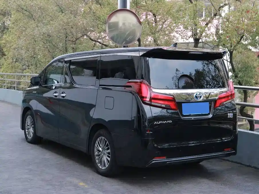 Toyota Alphard 2023 — фото 3