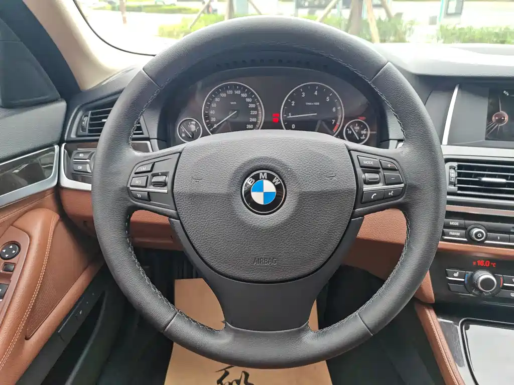 BMW 5 Series 2015 — фото 10
