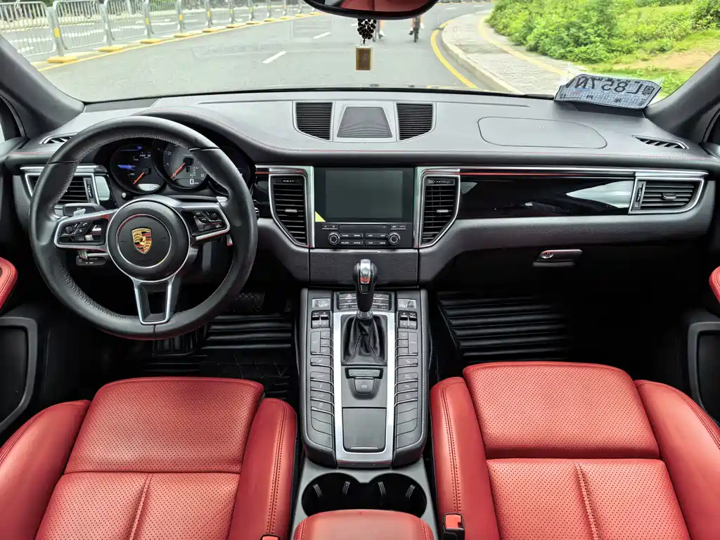 Porsche Macan 2018 — фото 12