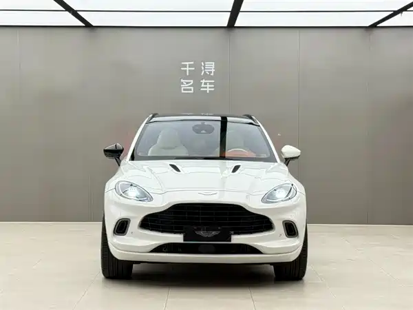 Aston Martin DBX 2021