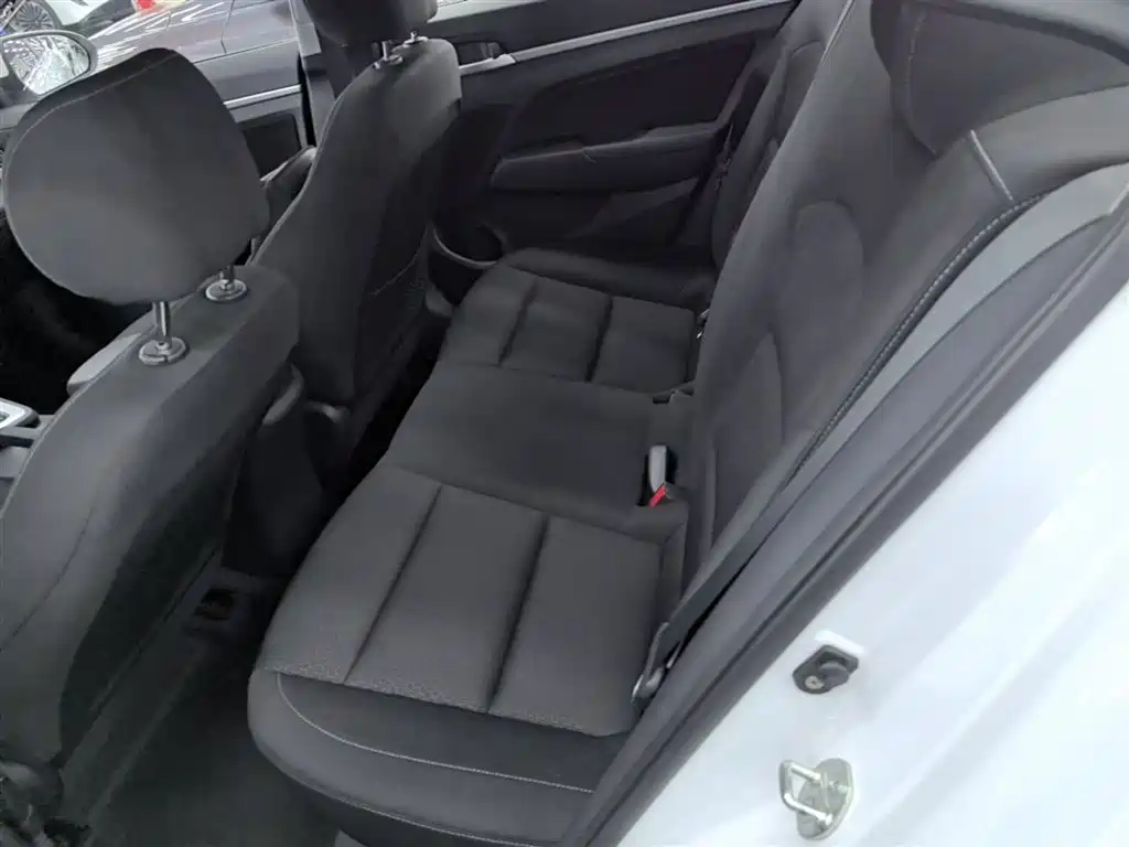 Hyundai Elantra 2016 — фото 17