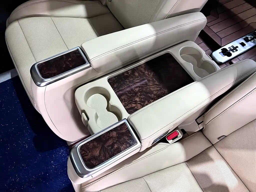 Toyota Alphard 2023 — фото 36