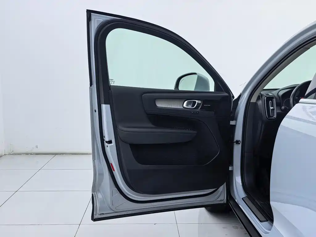 Volvo XC40 2020 — фото 27