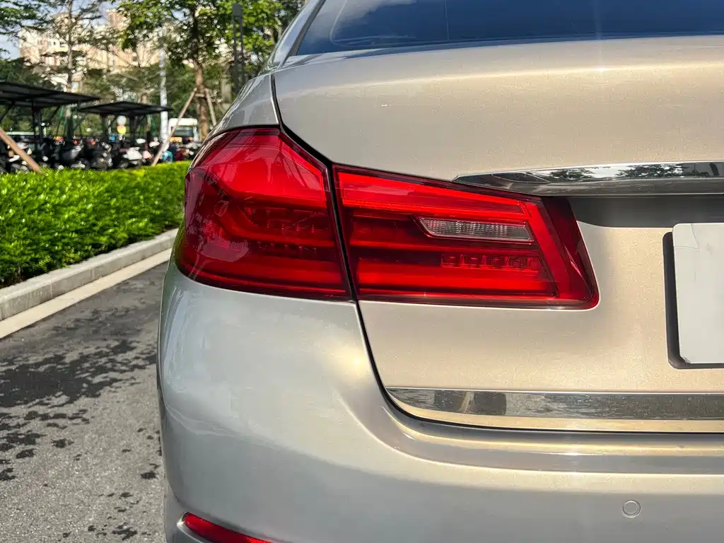BMW 5 Series 2017 — фото 11
