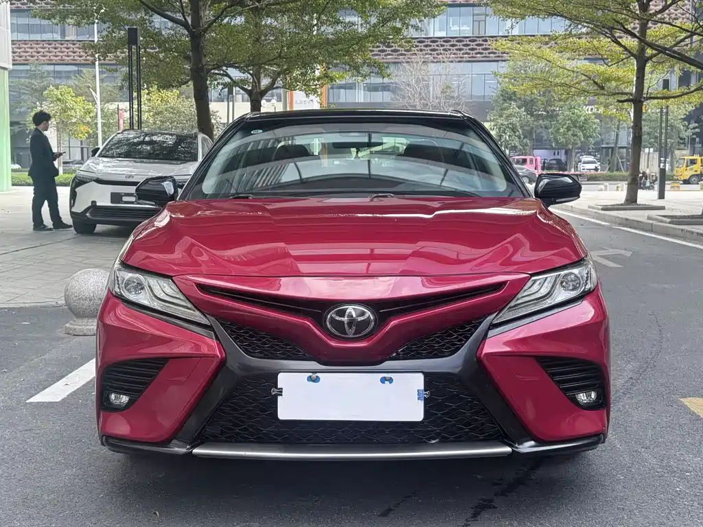 Toyota Camry 2018 — фото 2
