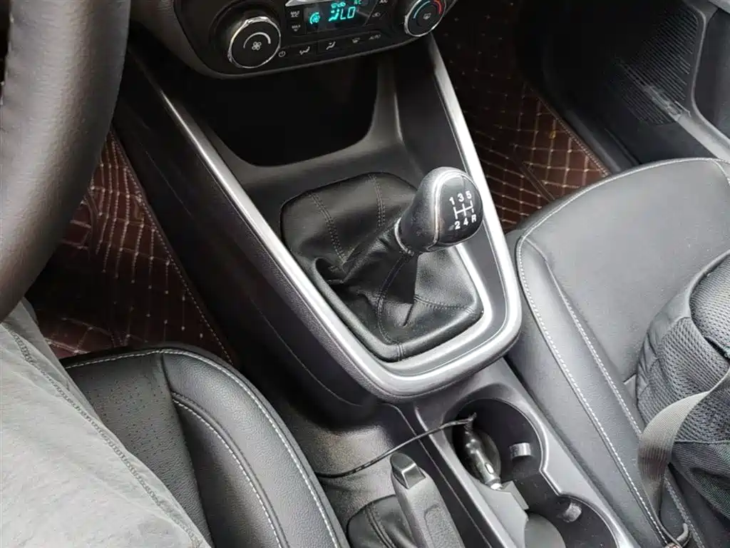 Ford Escort 2017 — фото 14