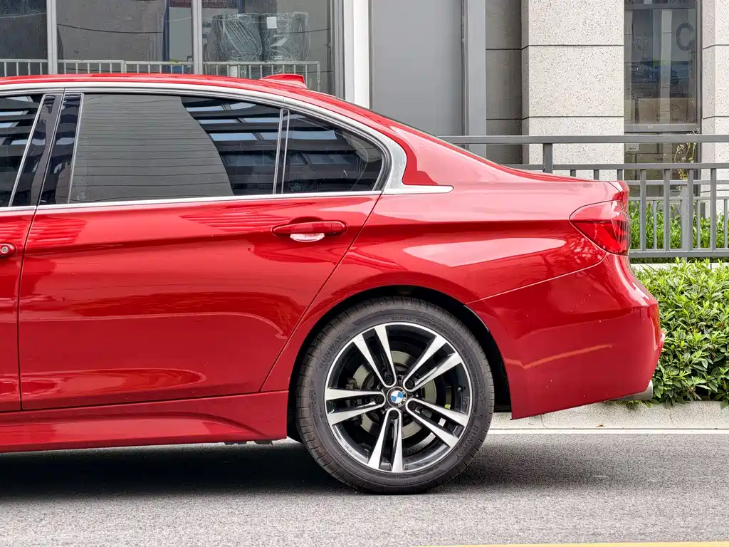 BMW 3 Series 2018 — фото 10