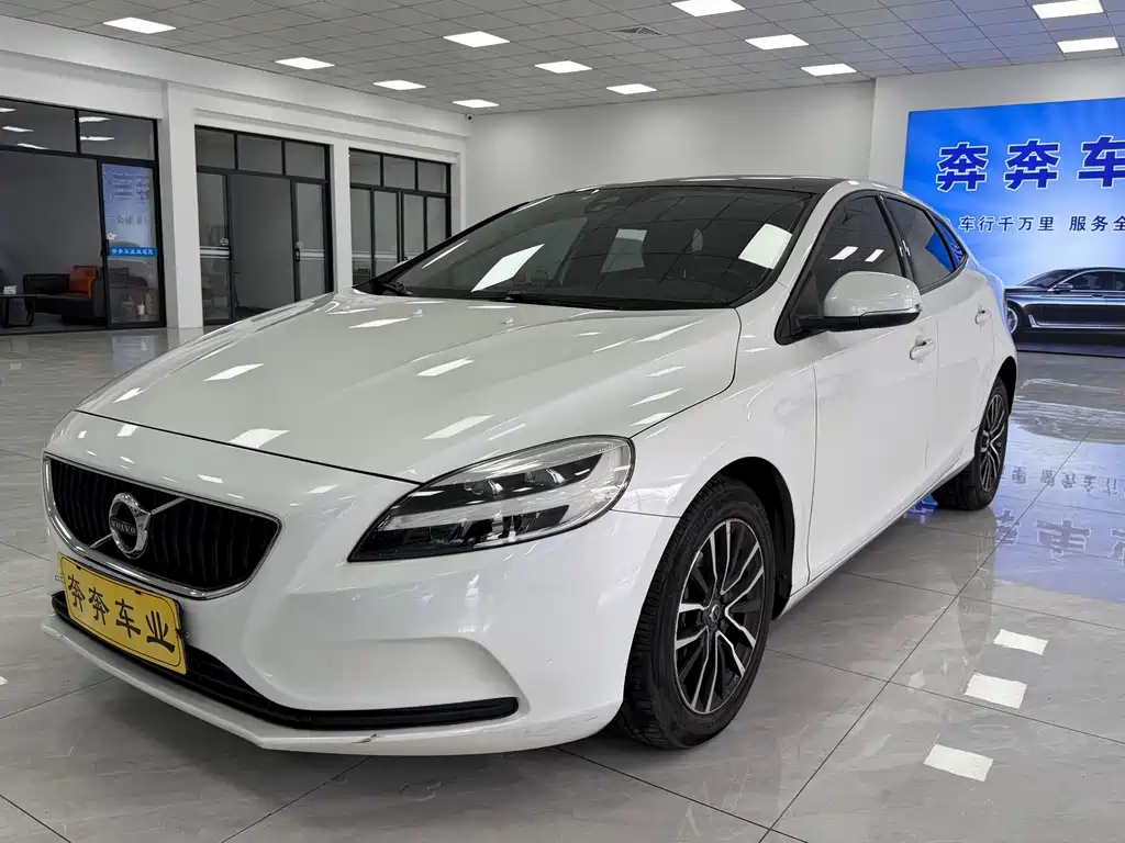 Volvo V40 2017 — фото 1