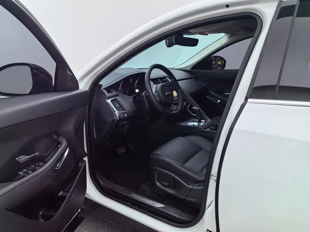 Jaguar E-PACE 2020 — фото 14