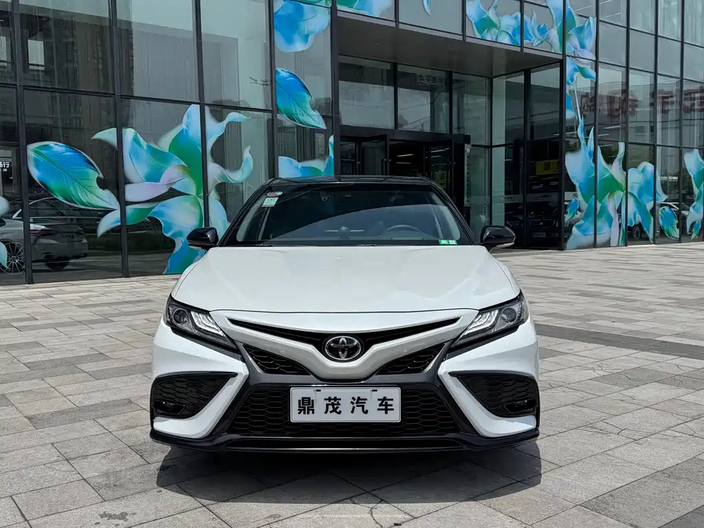 Toyota Camry 2023 — фото 2