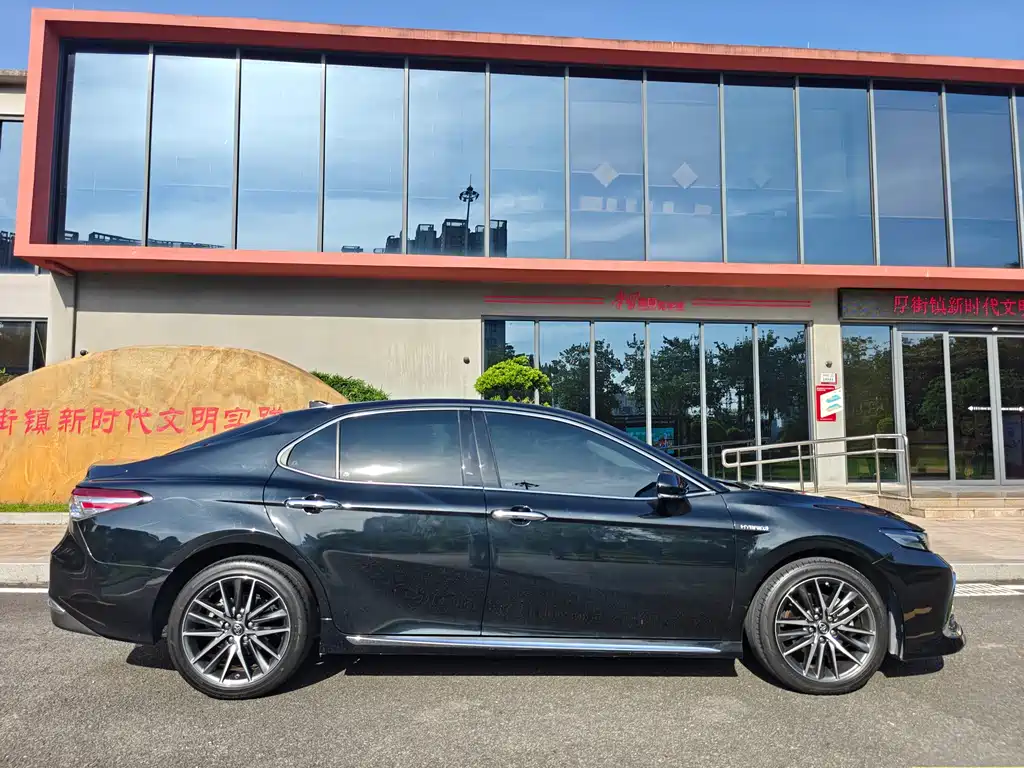 Toyota Camry 2023 — фото 16