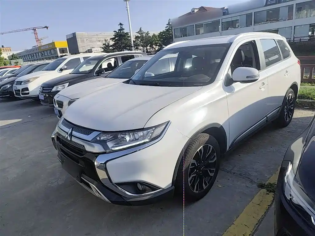 Mitsubishi Outlander 2020 — фото 1