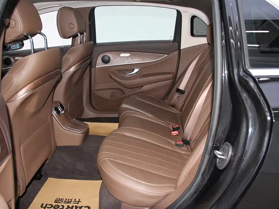 Mercedes-Benz E-Class 2023 — фото 19
