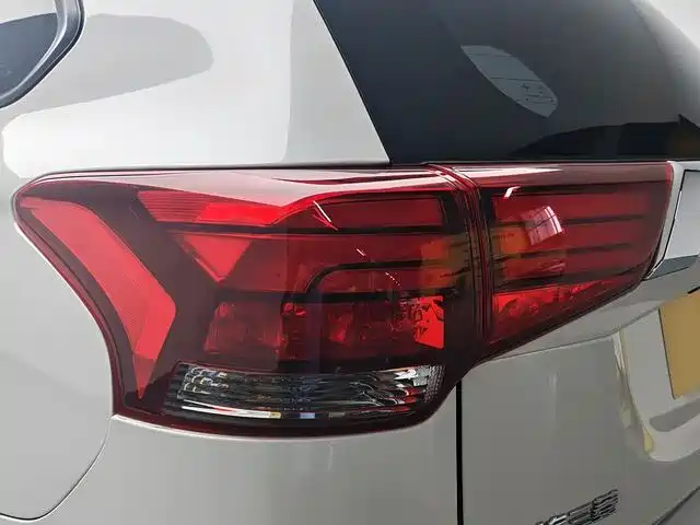 Mitsubishi Outlander 2021 — фото 10