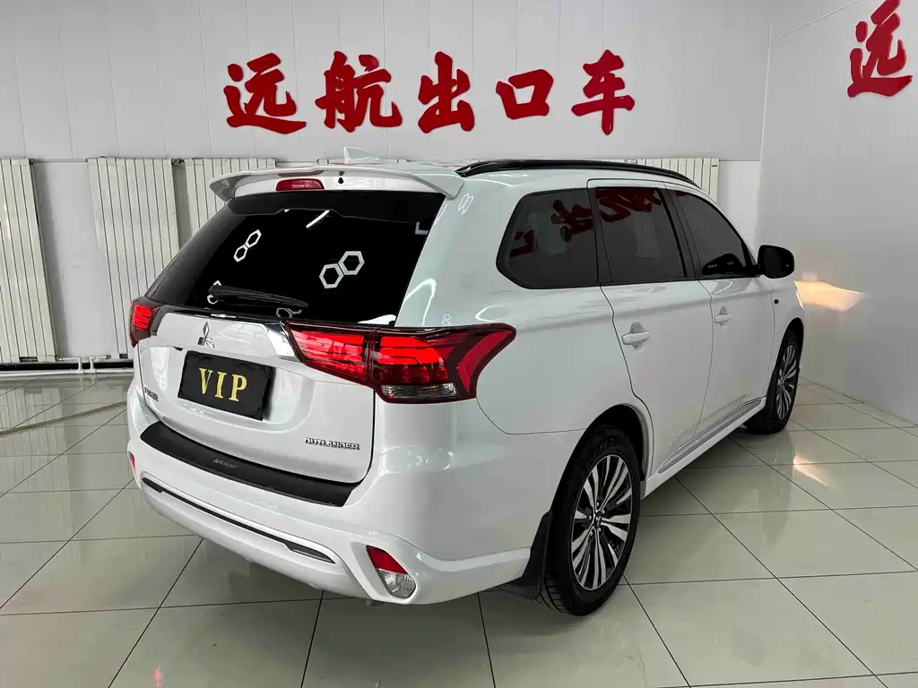 Mitsubishi Outlander 2022 — фото 4