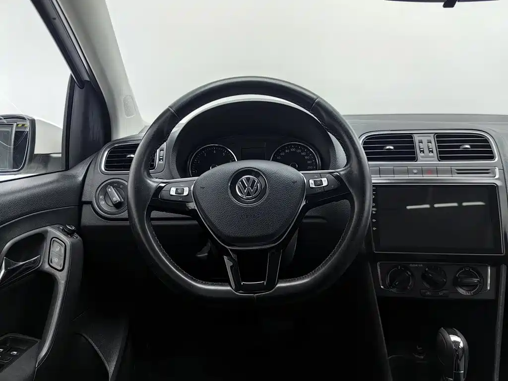 Volkswagen Polo 2017 — фото 11