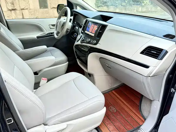 Toyota Sienna 2015