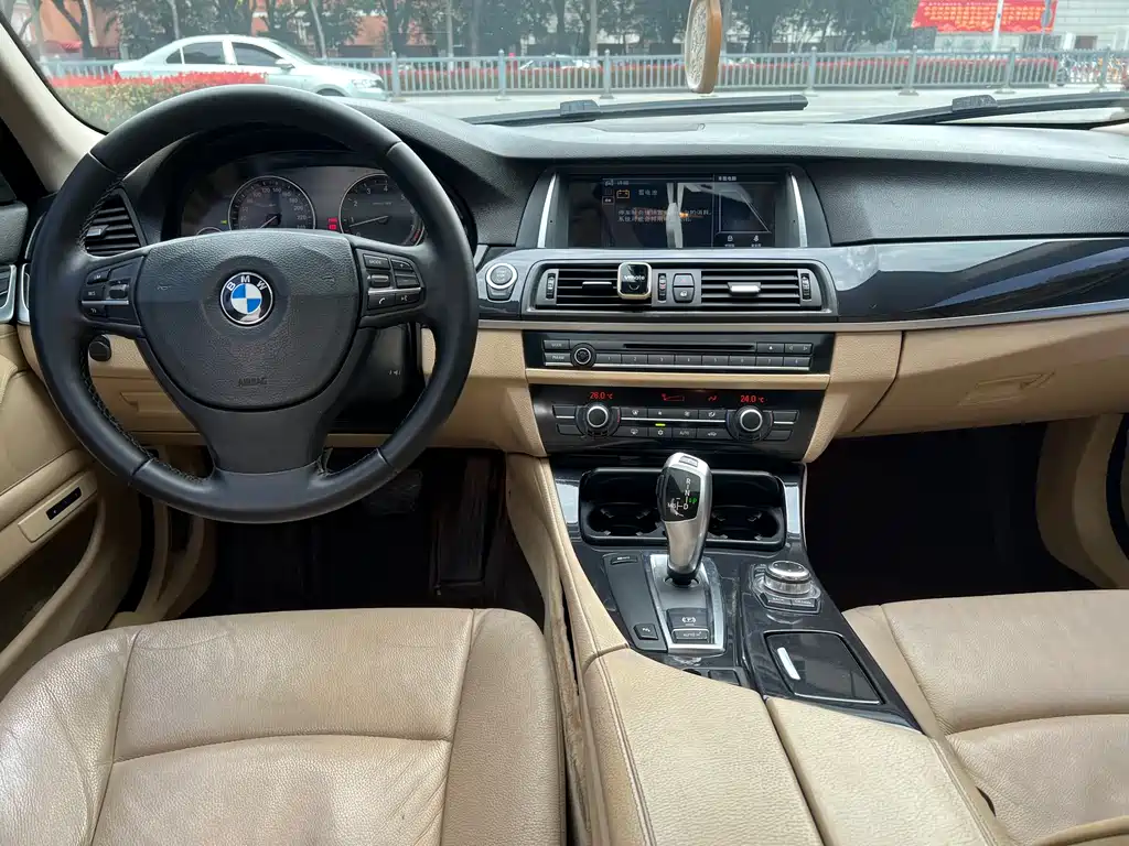 BMW 5 Series 2012 — фото 11