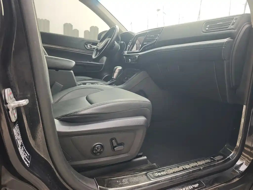 Jeep Commander 2019 — фото 17