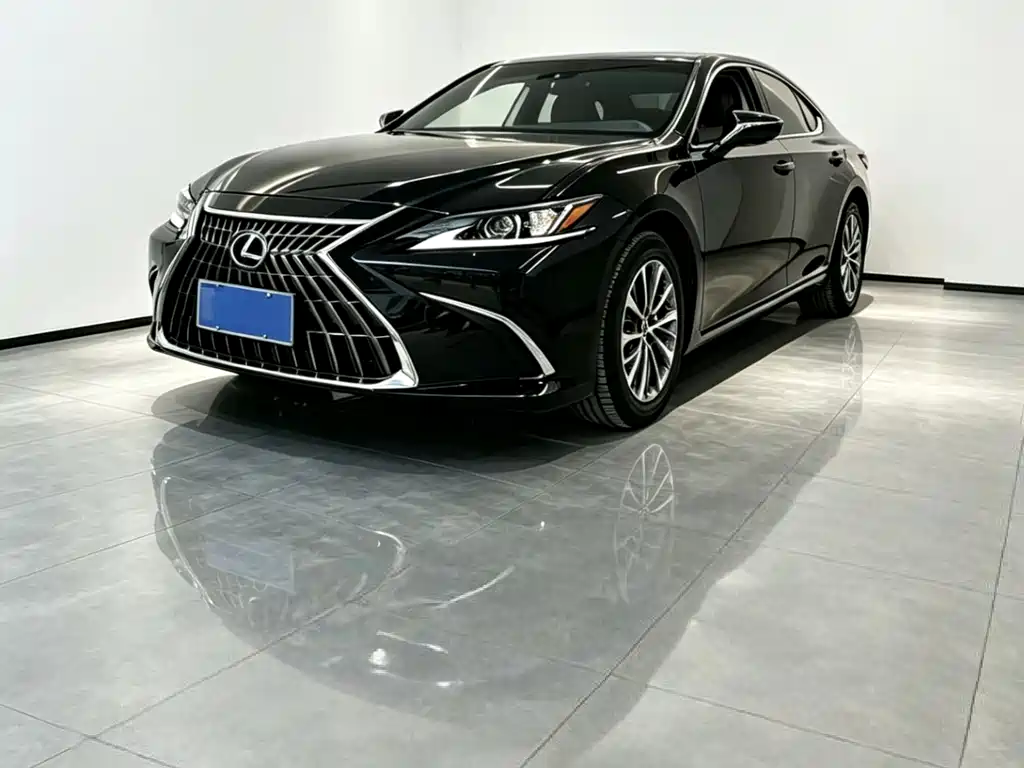 Lexus ES 2023 — фото 1