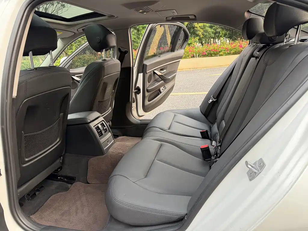 BMW 3 Series 2018 — фото 12