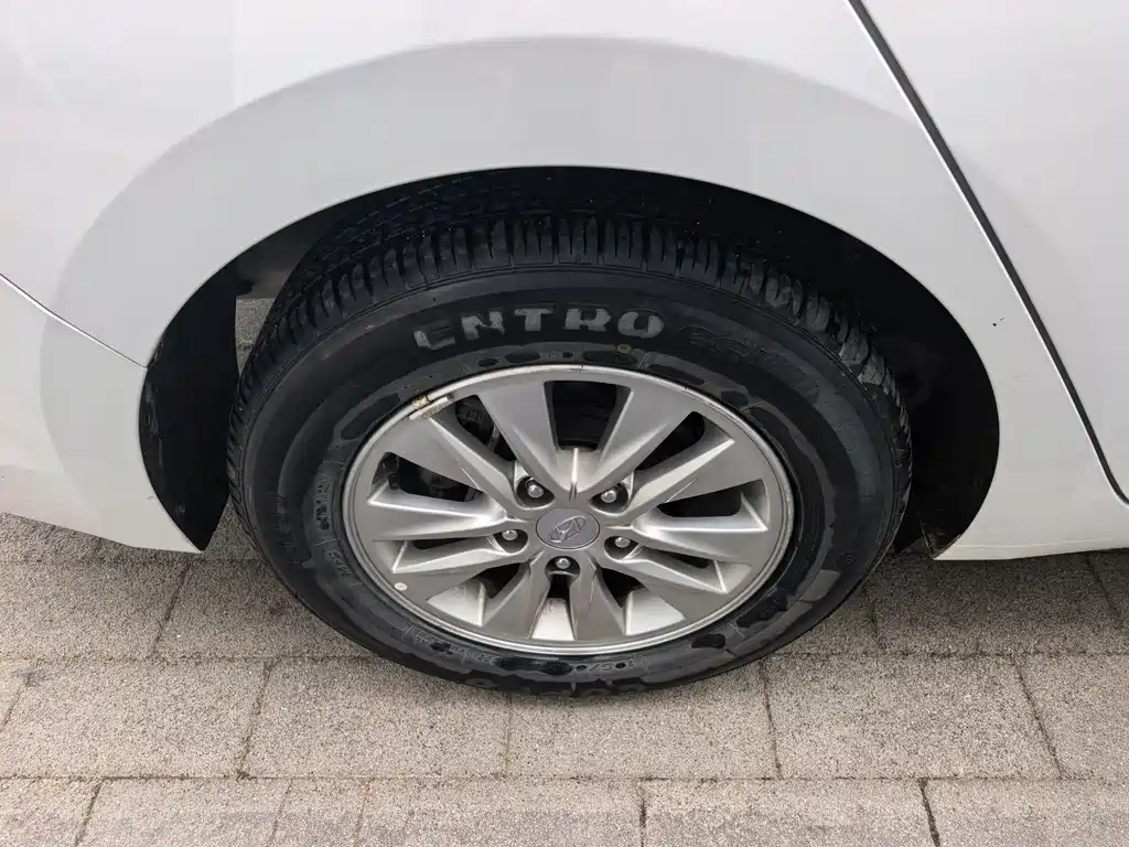 Hyundai Elantra 2019 — фото 19