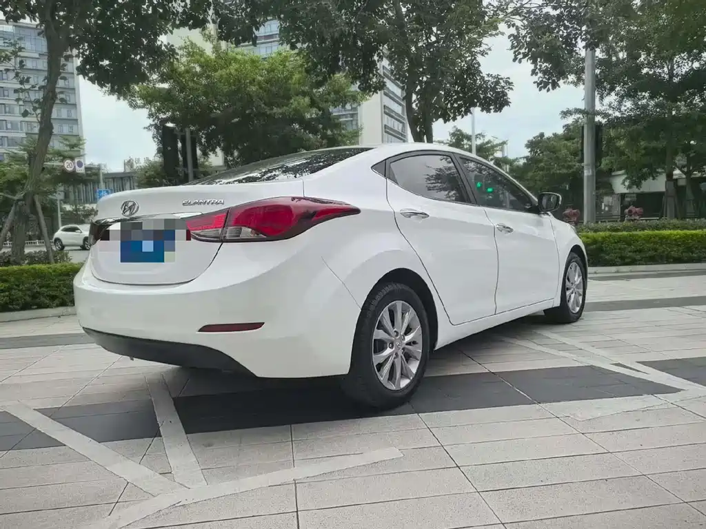 Hyundai Elantra 2017 — фото 8