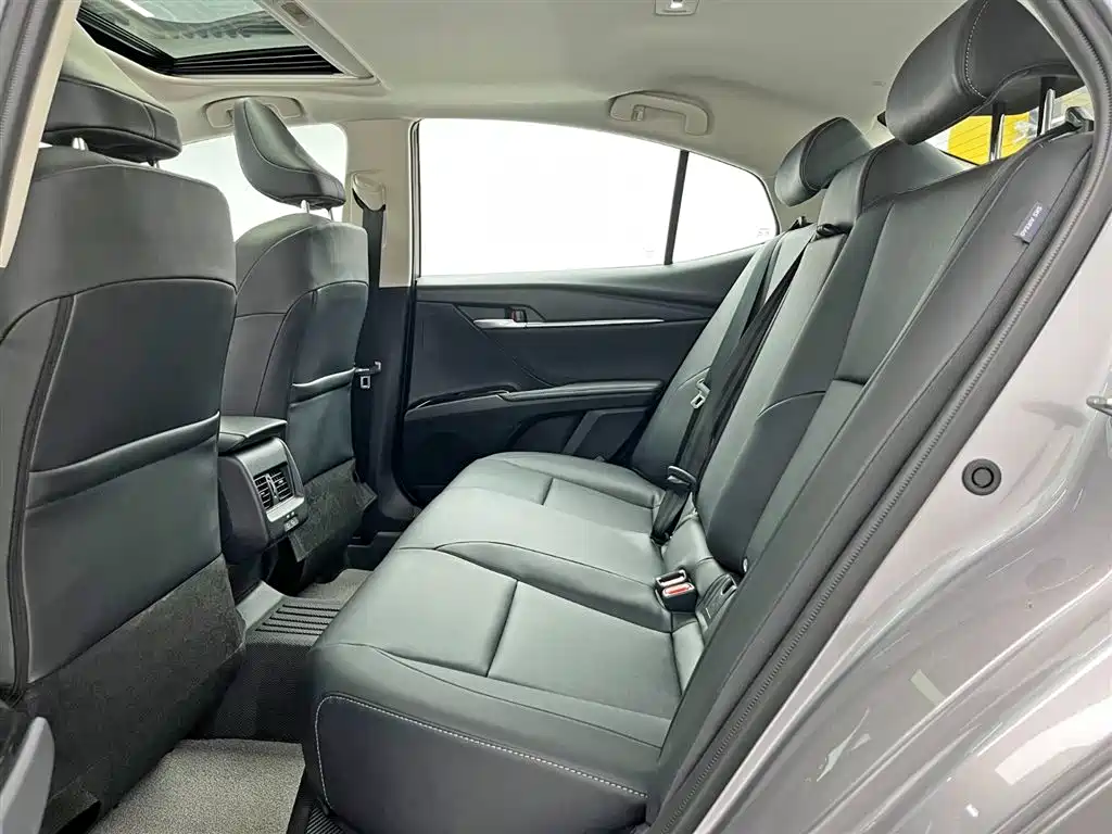 Toyota Camry 2025 — фото 15