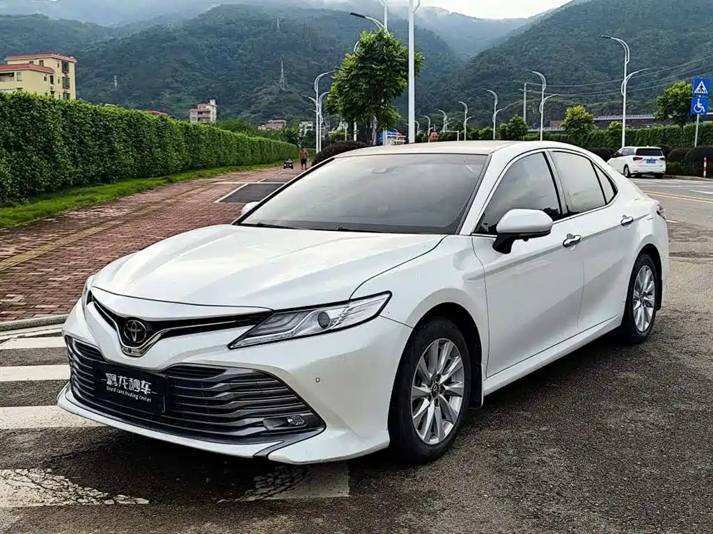 Toyota Camry 2021 — фото 1