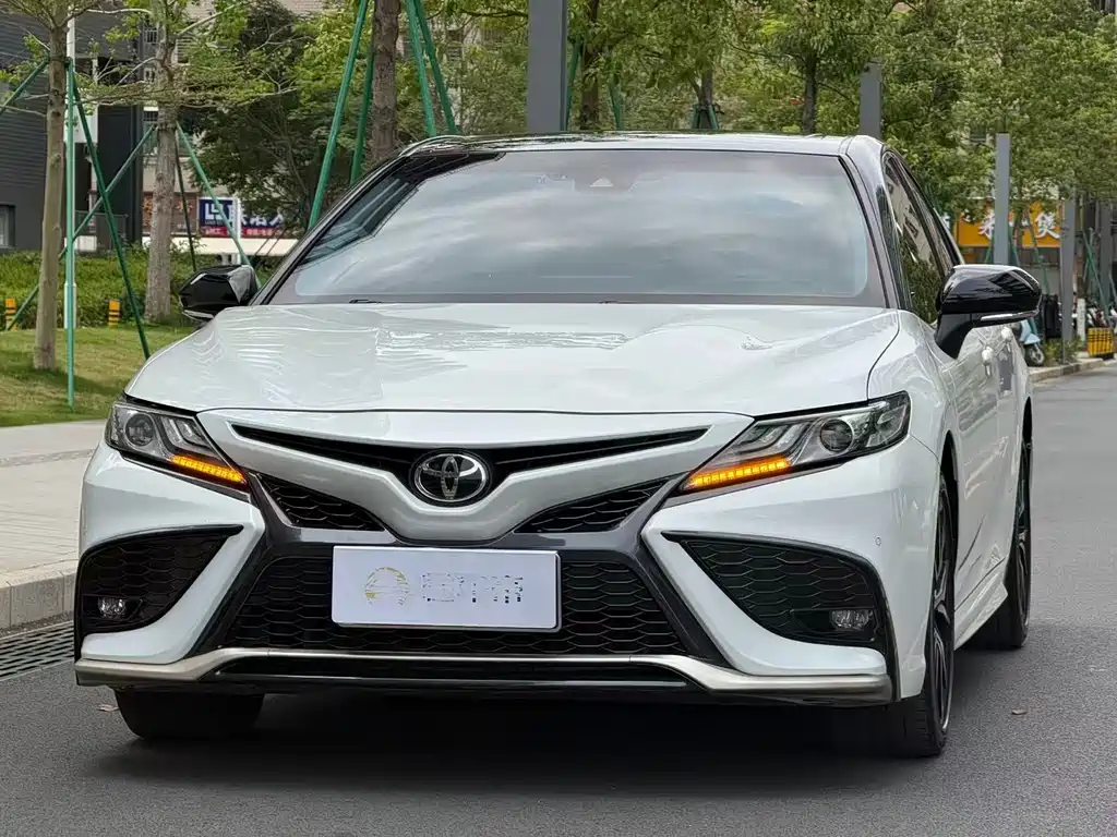 Toyota Camry 2022 — фото 1