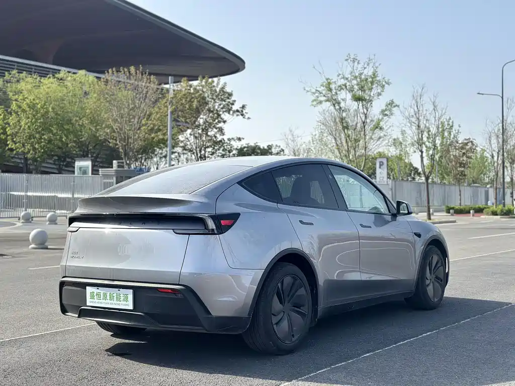Tesla Model Y 2025 — фото 7