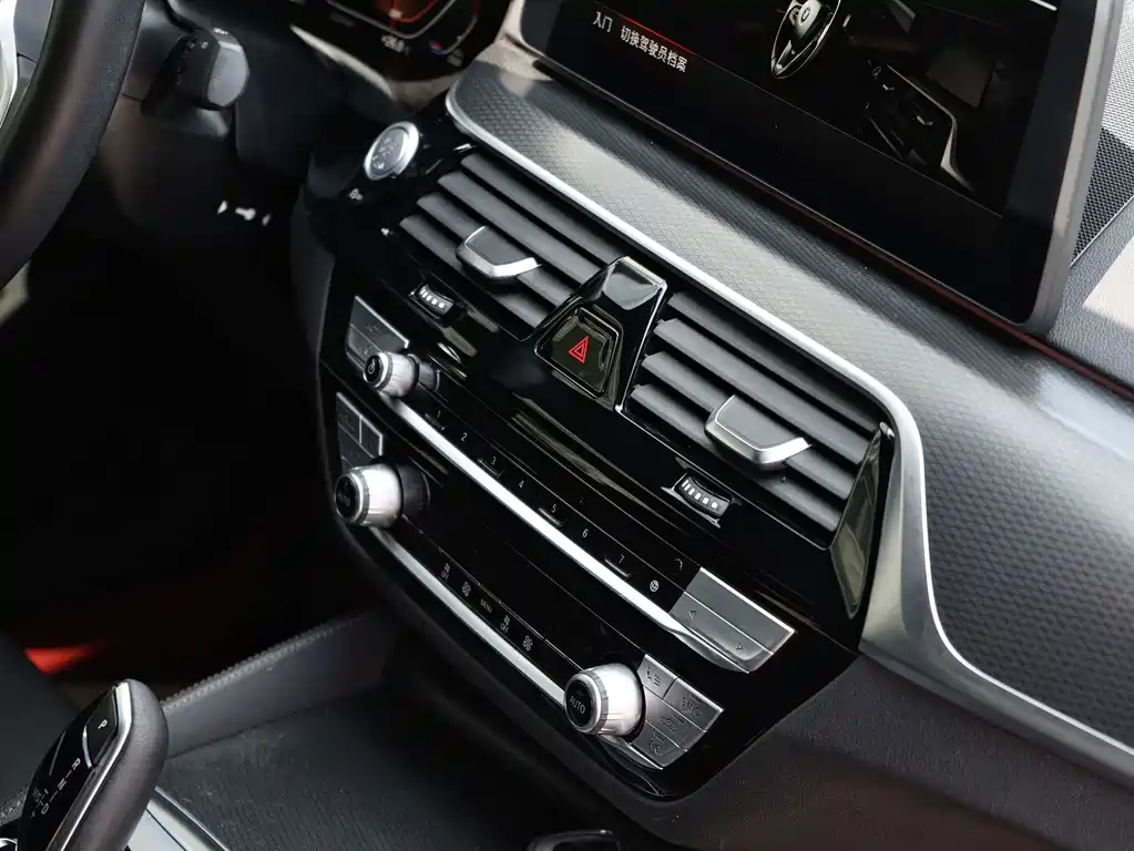 BMW 5 Series 2022 — фото 15