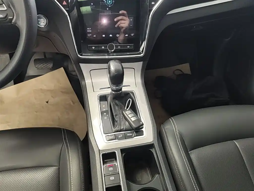 Roewe RX5 New Energy 2020 — фото 14
