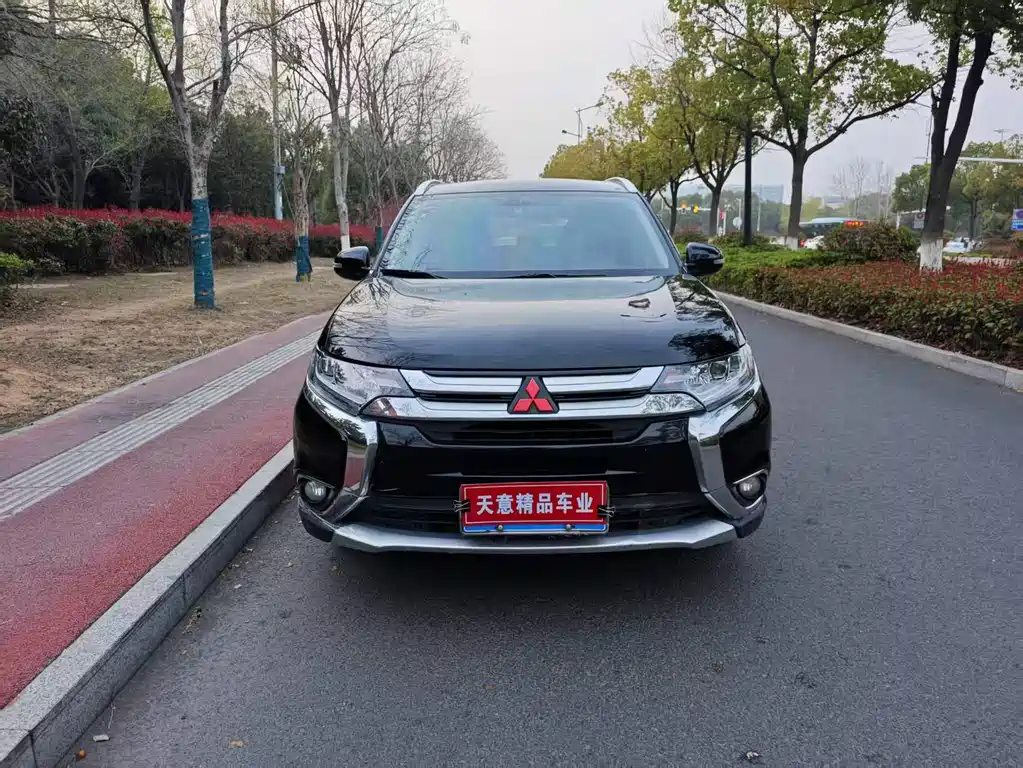 Mitsubishi Outlander 2018 — фото 2