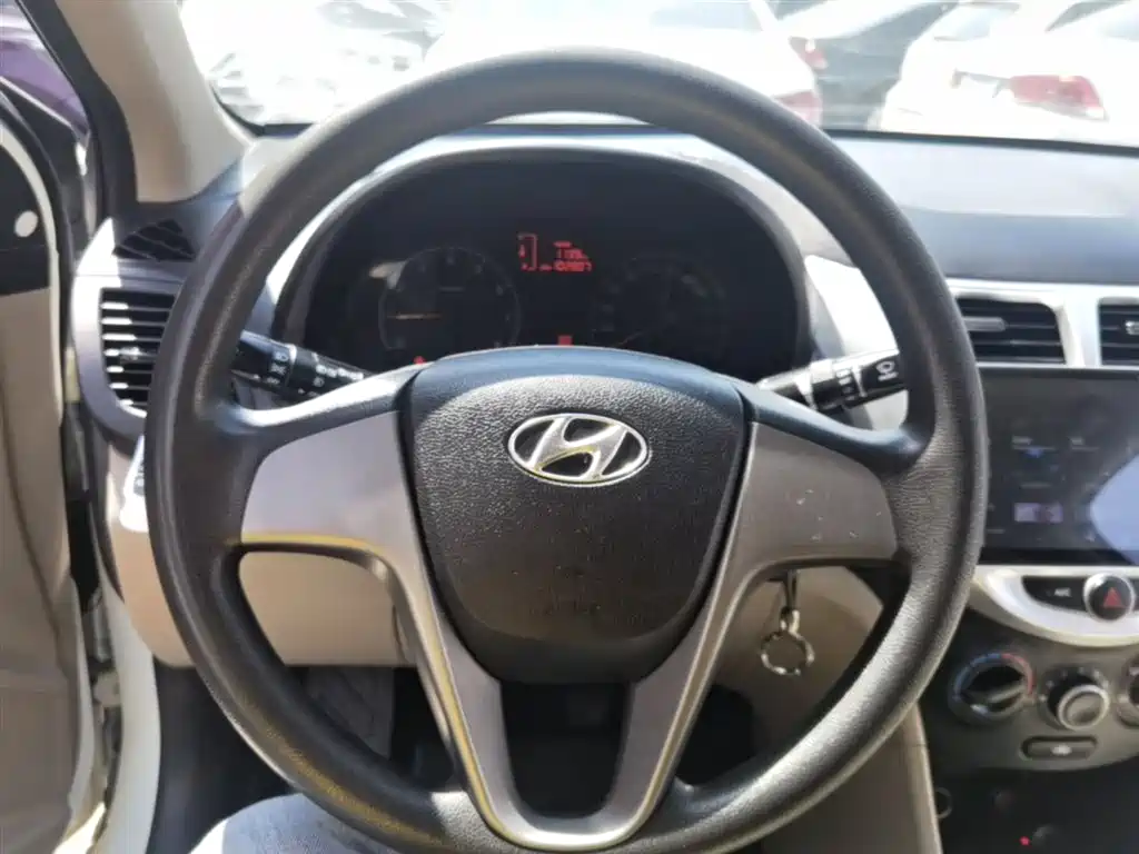 Hyundai Verna 2016 — фото 11
