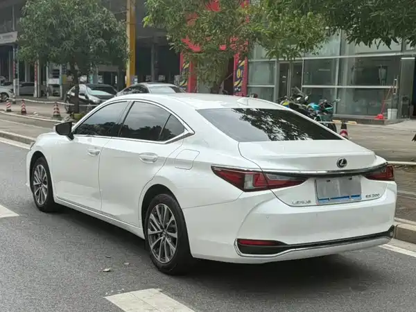 Lexus ES 2024
