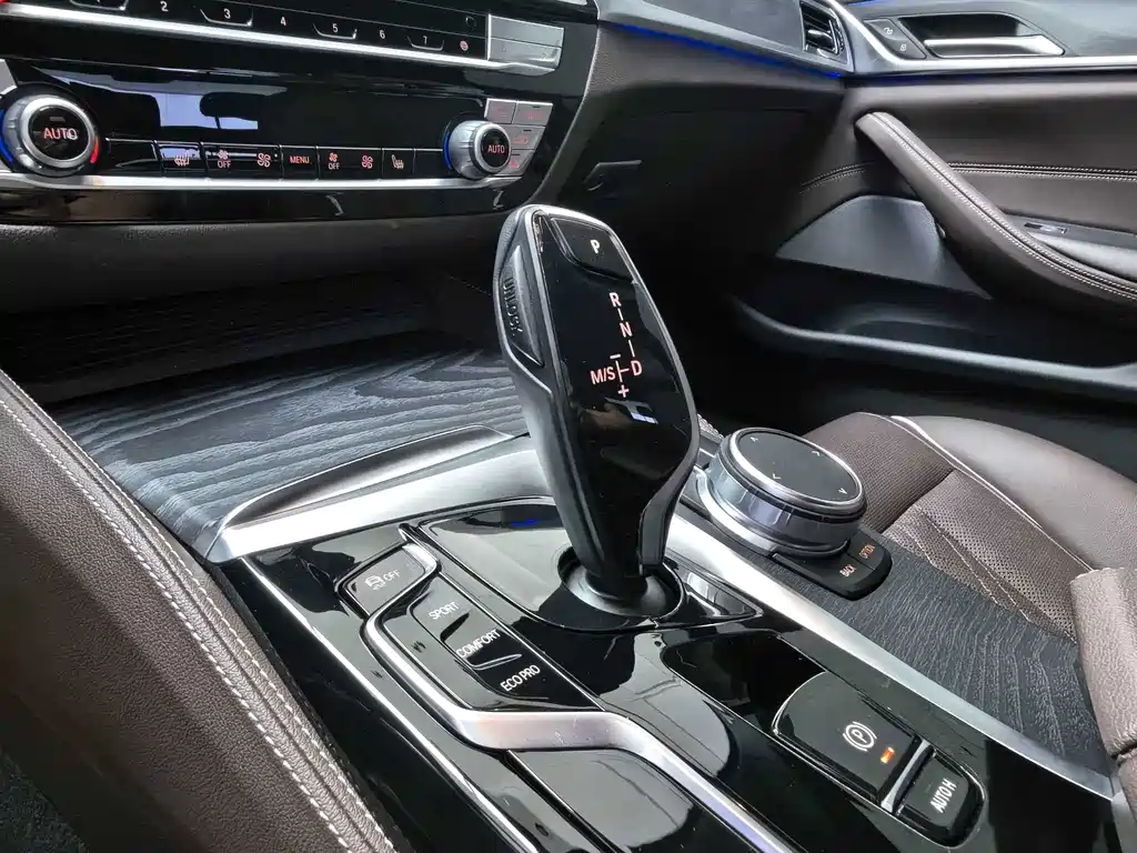 BMW 5 Series 2022 — фото 15