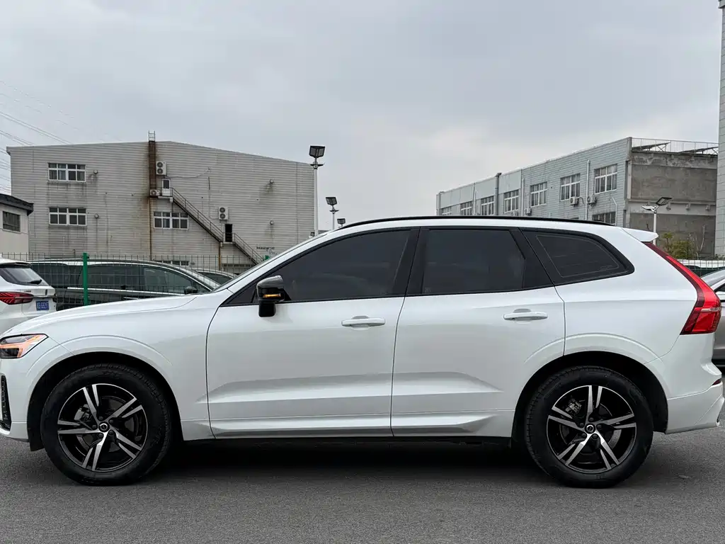 Volvo XC60 2022 — фото 25