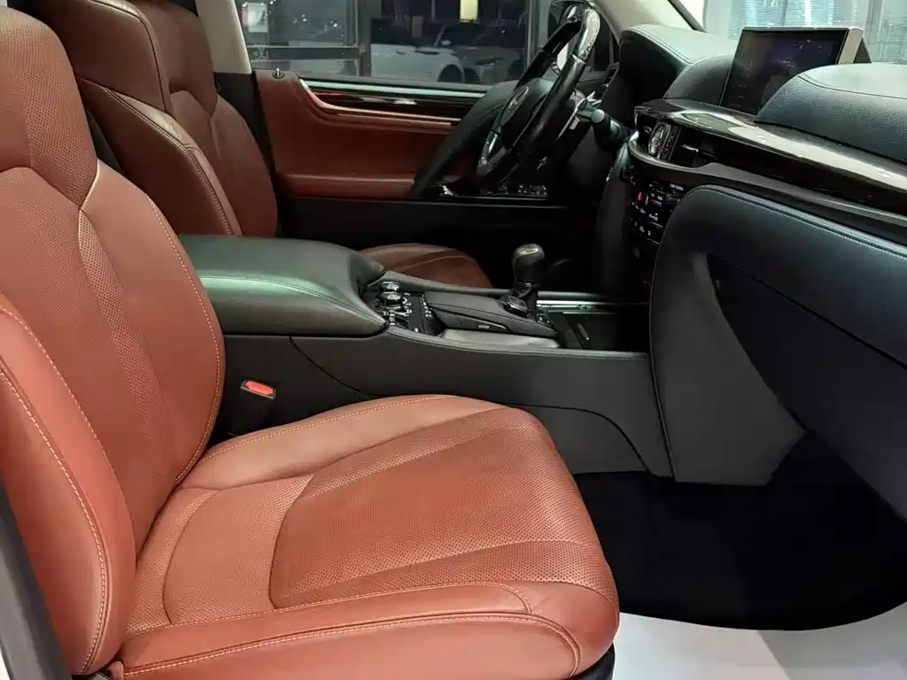 Lexus LX 2018 — фото 12