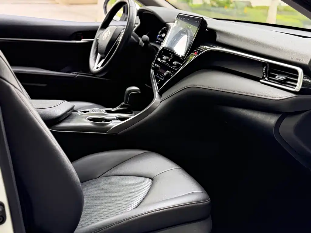 Toyota Camry 2023 — фото 11