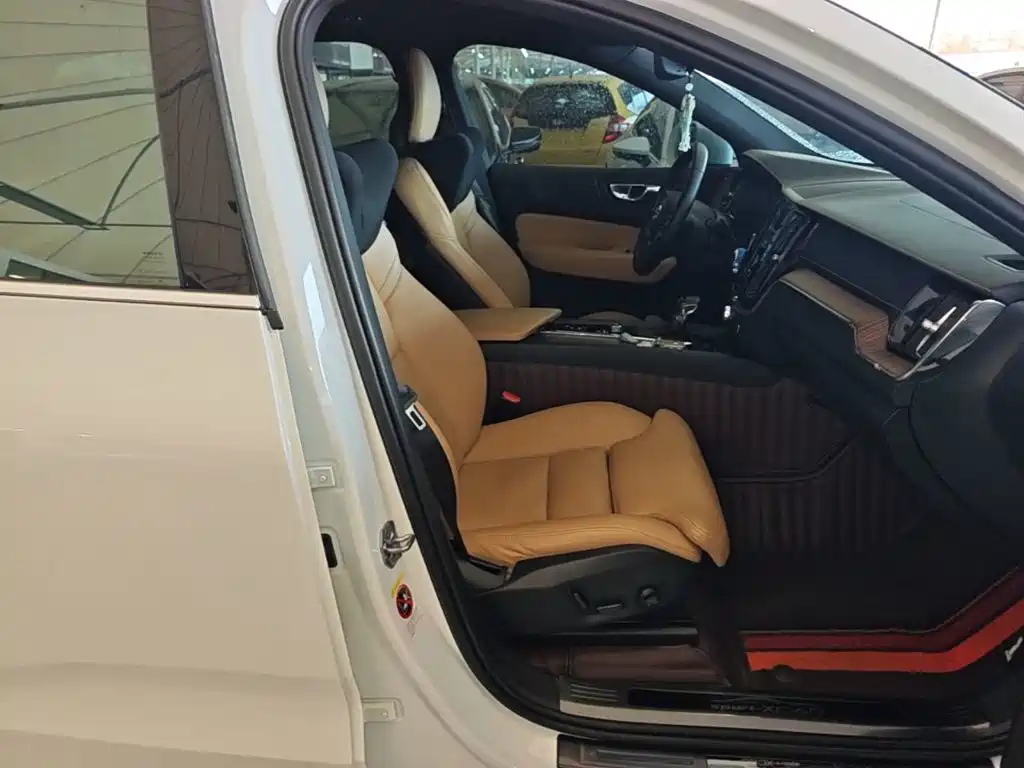 Volvo XC60 2018 — фото 25