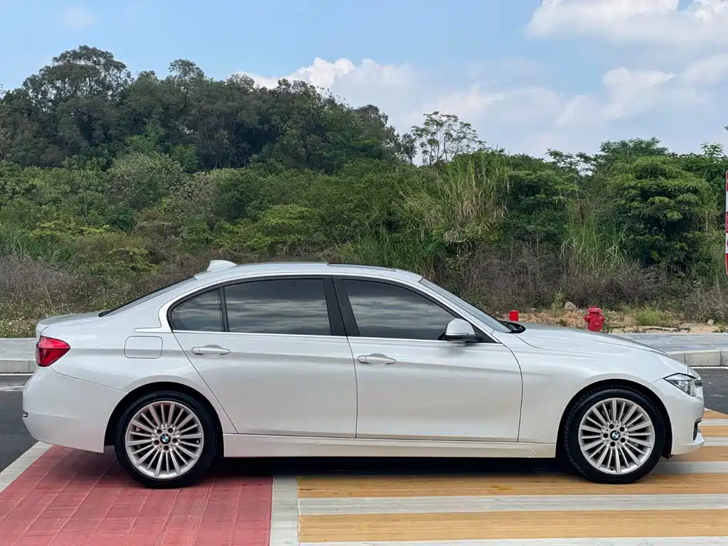 BMW 3 Series 2018 — фото 12