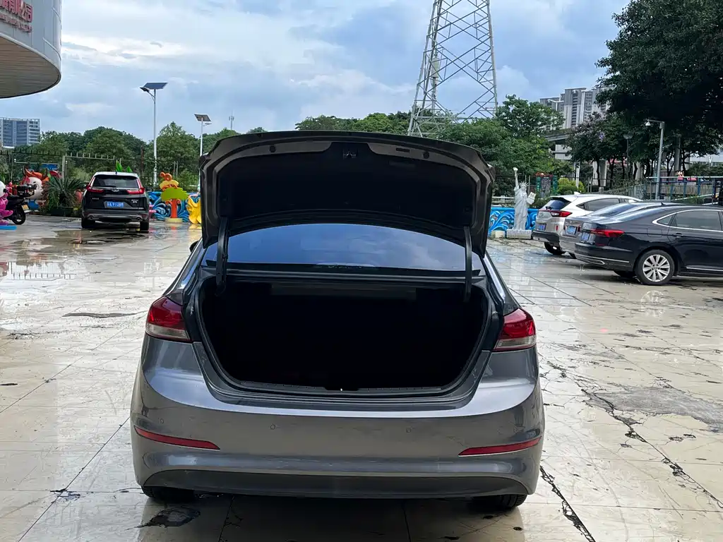 Hyundai Elantra 2018 — фото 21
