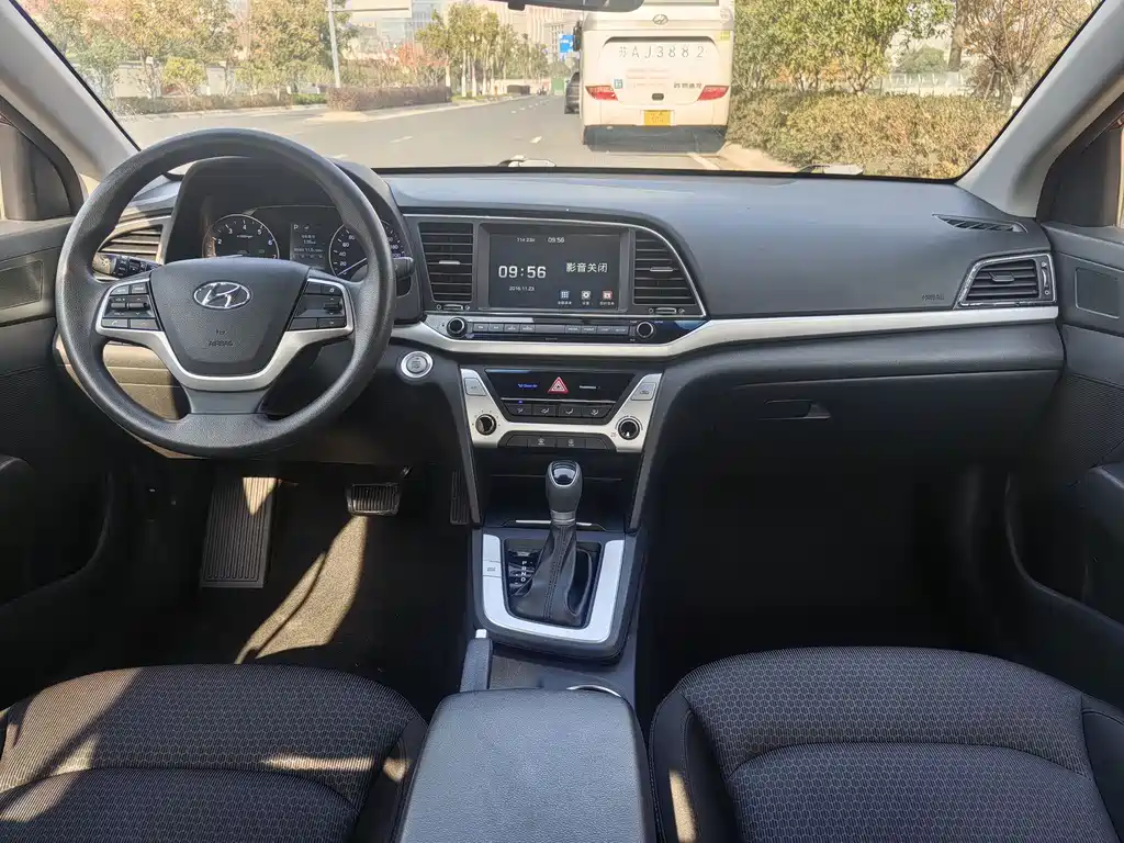 Hyundai Elantra 2018 — фото 8