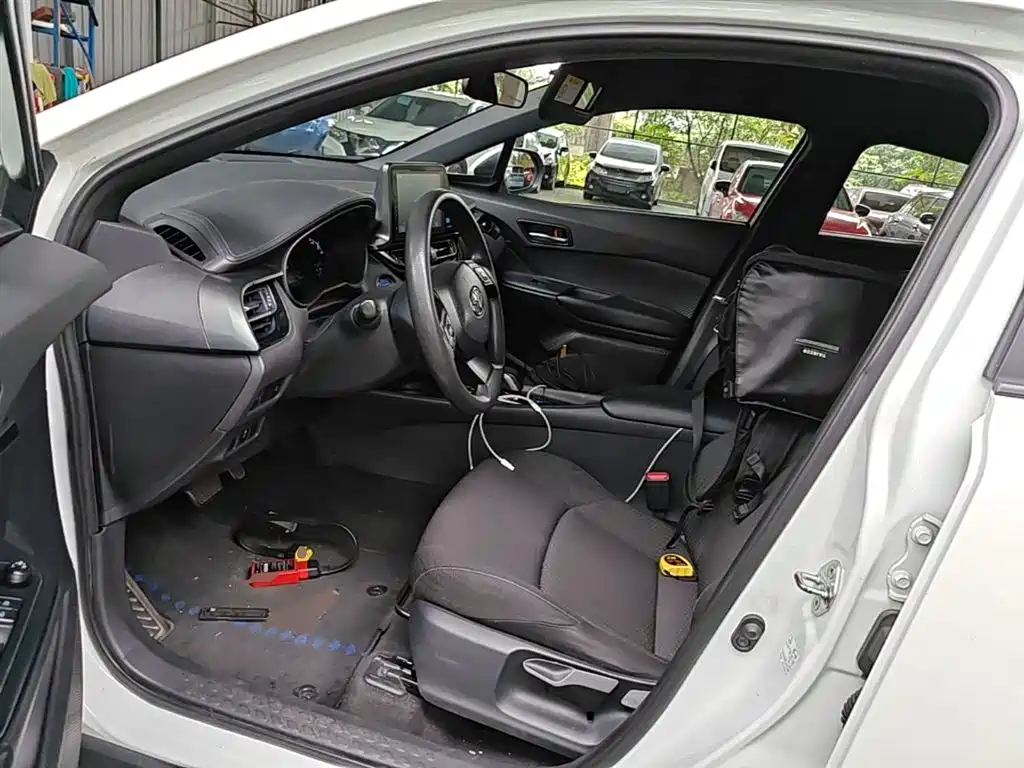 Toyota C-HR EV 2021 — фото 11