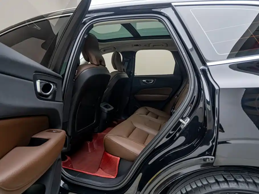 Volvo XC60 2019 — фото 15