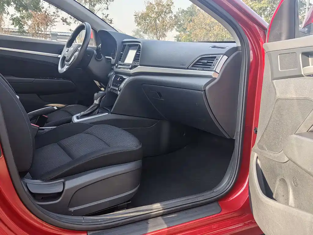 Hyundai Elantra 2018 — фото 13