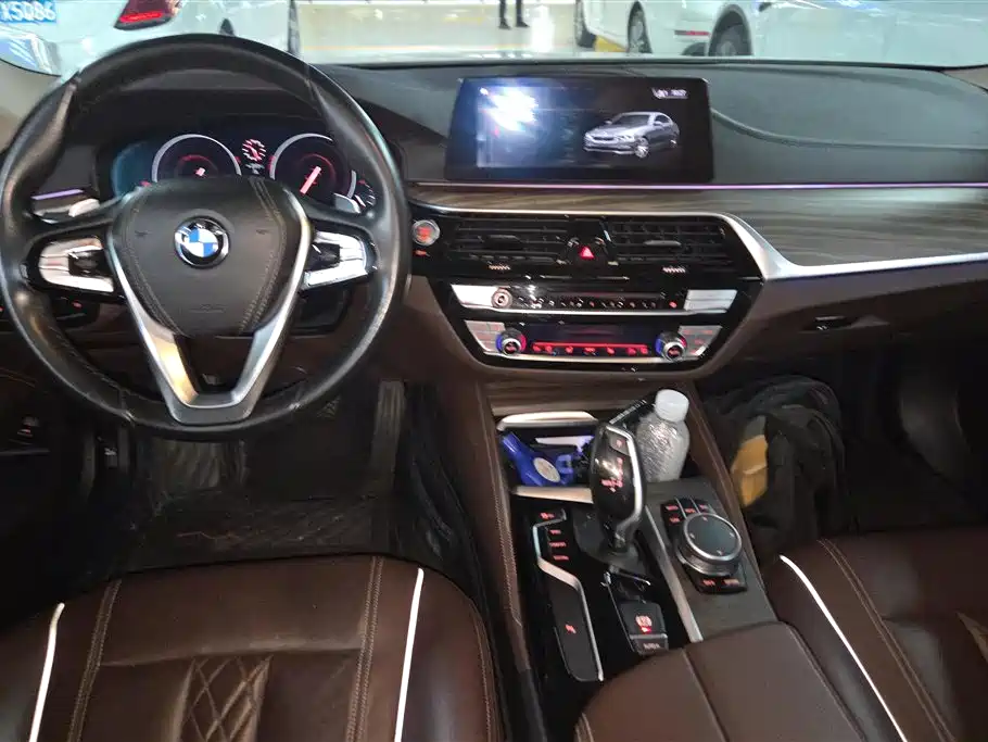 BMW 5 Series 2019 — фото 12