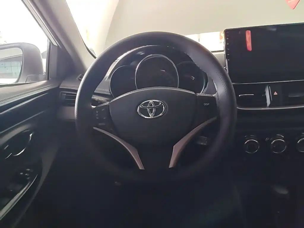 Toyota Yaris L 2023 — фото 11